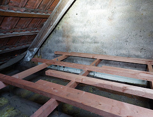 Zateplení stropu rodinného domu pomocí foukané izolace